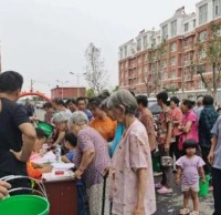 崔寨街道開展社區免費發放分類垃圾桶活動！
